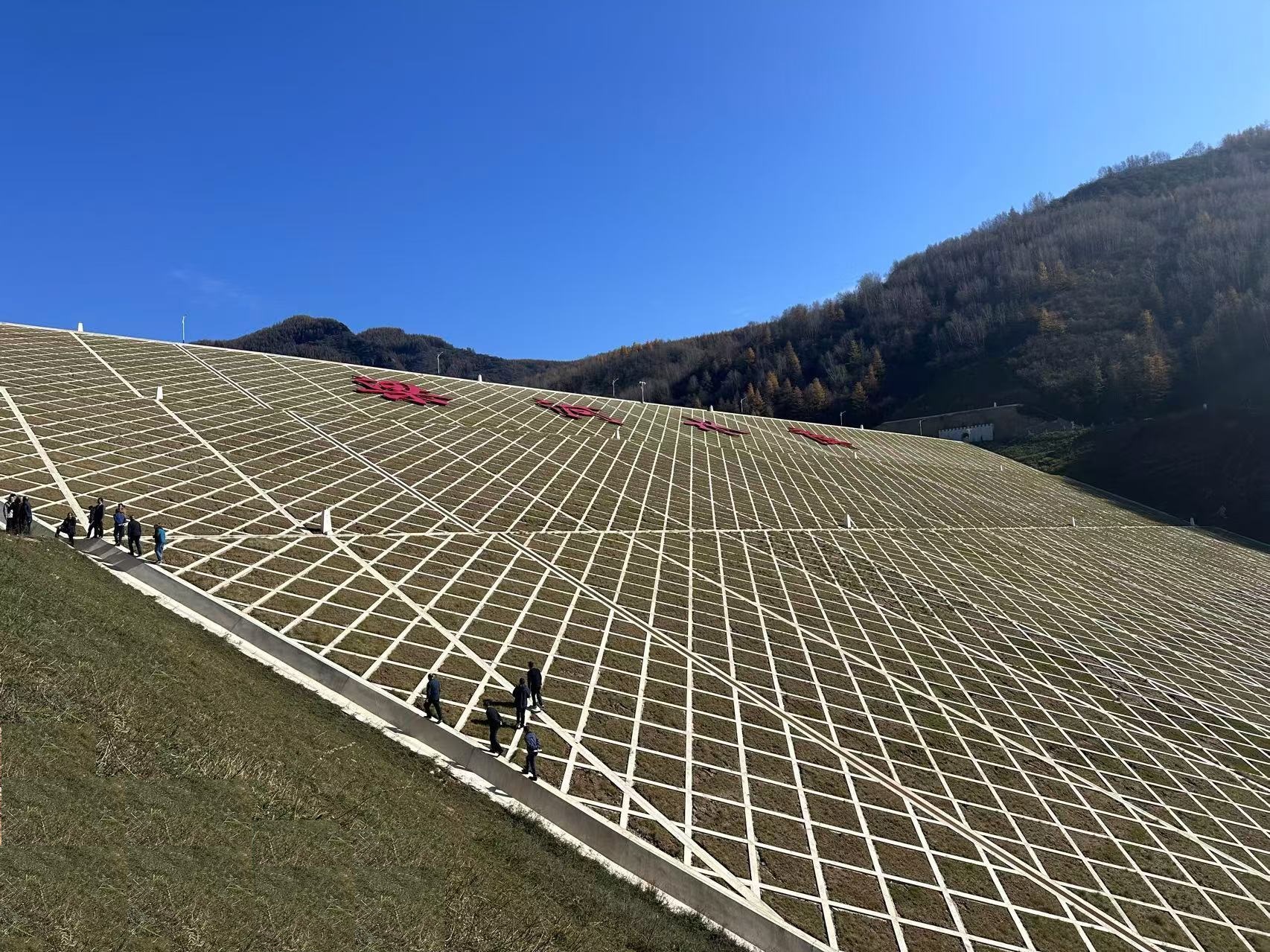 產(chǎn)投集團水建公司承建的梁河水庫工程順利通過下閘蓄水驗收(圖1)